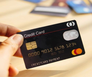 Người dùng thi nhau mở rồi đóng thẻ tín dụng, 'nhảy' bank liên tục