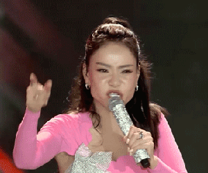 Bị chê 'phá' nhạc thiếu nhi, nữ ca sĩ có chồng là tỷ phú Hà Lan bất chấp: Nhờ hát kiểu vậy mới hot!