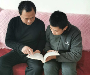 Nếu người cha có 3 thói quen xấu này thì xin nói thật: Tương lai con cái có thắp đèn cũng không tươi sáng nổi!