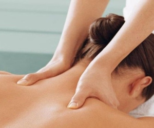 Cô gái 26 tuổi đột quỵ sau khi mát xa cổ vai gáy: Bác sĩ chỉ ra sai lầm 'chí mạng'