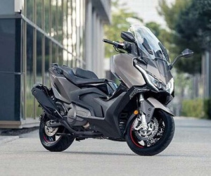 Cận cảnh xe ga Kymco AK550 Premium 2025, gần 370 triệu đồng