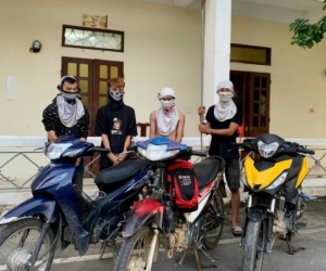 Nhóm cướp bịt mặt, mang hung khí chặn người đi đường để trấn lột