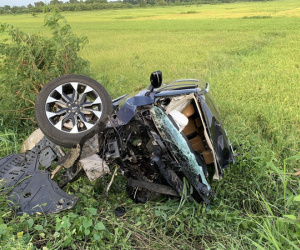 Va chạm với xe đầu kéo, ô tô con bép dúm, tài xế văng xuống ruộng tử vong