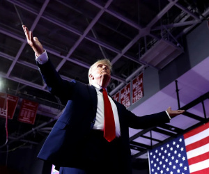Đồng minh lo ông Trump 'tự hủy' trong cuộc đấu vời bà Kamala Harris