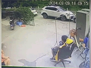 Người đàn ông suýt bị cửa sổ rơi trúng đầu khi đang ngồi bán hàng