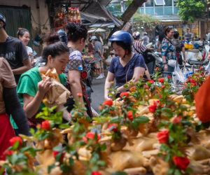 Người Hà Nội chen chân mua đồ lễ ở khu 'chợ nhà giàu' từ sớm Rằm tháng Bảy