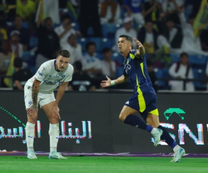 Ghi bàn chung kết, Ronaldo vẫn phải nhìn đối thủ nâng cúp