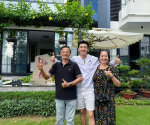 Nam thần độc thân của showbiz Việt: Từ thanh niên đi bán vé số đến ông chủ chuỗi nhà hàng, xây biệt thự 7000 m2 báo hiếu bố mẹ