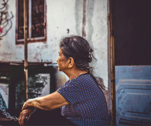 Rằm tháng 7 con cháu không về, mẹ tôi ăn đùi gà mà rơi nước mắt