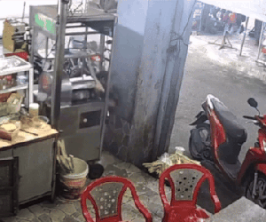 Mắc kẹt tay áo vào máy ép nước mía, người phụ nữ bị hất tung lên không trung