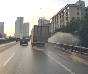 Xe tải đi nhanh vào làn khẩn cấp đường trên cao, té nước ồ ạt xuống đường dưới