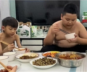 Ông bố đăng hình 2 con trai sinh đôi, dân mạng hoang mang nhìn mãi vẫn không ra điểm giống nhau