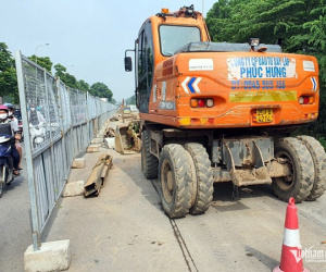 Đường gom Đại lộ Thăng Long tắc cứng ở khu vực đào đường lắp ống cấp nước
