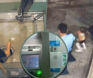 Bé gái tìm được gia đình sau khi đi lạc nhờ cây ATM bên đường
