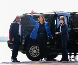 Phó Tổng thống Mỹ Harris ám chỉ ông Trump 'hèn nhát'