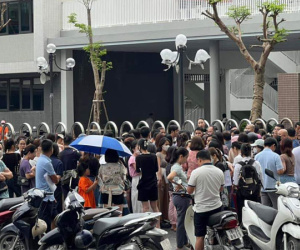 Hàng trăm phụ huynh Hà Nội 'vây' trường chất vấn về tuyển sinh