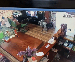 Camera ghi lại toàn cảnh chồng đánh vợ như kẻ thù mặc nhiều người can ngăn: Xem xong clip chỉ biết thốt 2 từ 'xót xa'