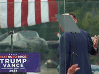 Cựu Tổng thống Donald Trump phát biểu phía sau kính chống đạn