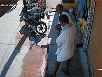 Hút thuốc rồi ném diêm xuống đất đúng nơi bị rò rỉ xăng, người đàn ông 'thiêu' luôn cả góc phố