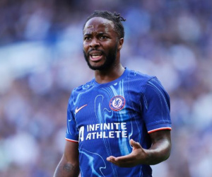 Phũ tới cùng, Chelsea tước áo số 7 và cấm Sterling tập cùng đội một