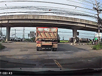 Lốp xe gây kinh hoàng khi văng từ cầu vượt trên cao xuống xế hộp đi bên dưới