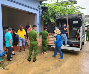 Quả đồi ở thành phố Điện Biên Phủ sạt lở, đất tràn vào nhà dân