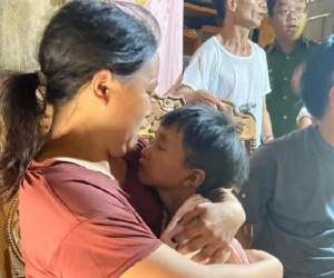 Bé 6 tuổi đi lạc gần 5 ngày trong rừng: Khoảnh khắc gọi mẹ vỡ òa