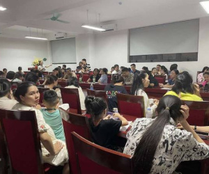 Vì sao hàng trăm phụ huynh 'vây' Trường Tiểu học Tây Mỗ 3 tới nửa đêm?