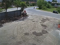 Xe tải mất lái tông vào nhà dân ven đường