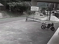 Người dân vội vã giải cứu tài xế mắc kẹt trong xe bị tai nạn vì buồn ngủ