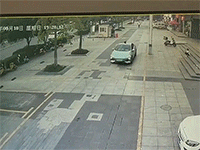 Ô tô điện bốc cháy sau khi va phải đá lát vỉa hè