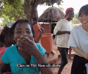 Đồ uống quen thuộc được team Quang Linh Vlogs mang sang Angola: Người dân xếp hàng dài chờ mua, 'mê muội' chẳng kém chị em Việt Nam