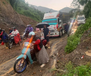 Sạt lở, nước cuồn cuộn tràn quốc lộ 6 qua TP Hòa Bình khiến giao thông tê liệt