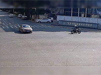 Tới ngã tư nhưng không giảm tốc độ, thanh niên trên xe PKL lộn vòng 360 độ trên nắp capo