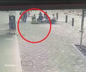 Clip: Đang đi bộ trên phố, người phụ nữ bị hố tử thần nuốt chửng