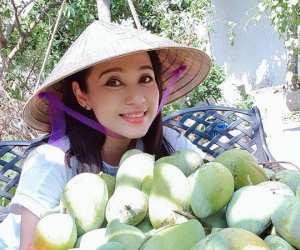 Nhà vườn rộng 3.000m2 ngập tràn hoa trái của diễn viên Việt Trinh