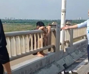 Tài xế xe buýt kịp thời ngăn nam thanh niên định nhảy cầu Vĩnh Tuy tự tử