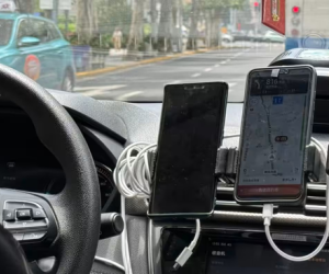 Cạnh tranh khốc liệt, tài xế taxi Trung Quốc 'thủ' sẵn 3, 4 smartphone bên mình