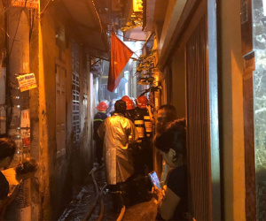 Cháy nhà trong ngõ sâu ở Hà Nội, cắt cửa giải cứu thiếu niên mắc kẹt