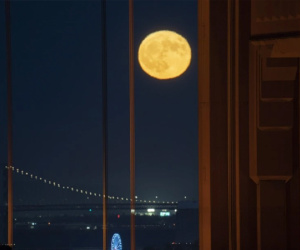 Khoảnh khắc siêu trăng gần cầu Cổng Vàng trên bầu trời San Francisco khiến người dân Mỹ sửng sốt