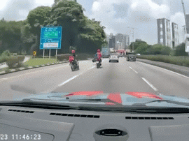 Đang đi trên đường, nam thanh niên bị vật lạ văng trúng, hất tung lên không trung: Clip gây ám ảnh!