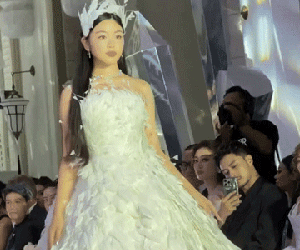 Lọ Lem 'xé truyện bước ra', lần đầu catwalk trong show diễn của NTK Chung Thanh Phong