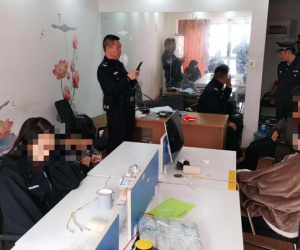 Căn hộ chung cư ầm ĩ suốt ngày đêm bị cảnh sát khám xét: Bắt giữ 6 đối tượng, kịp thời ngăn chặn vụ lừa đảo nghiêm trọng