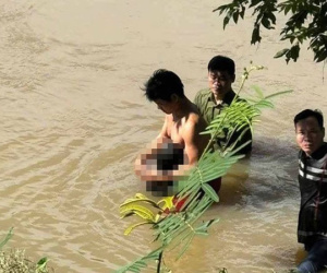 Vụ nam sinh lớp 3 đi qua cầu bị rơi xuống sông: Tìm thấy cách hiện trường 1,5km