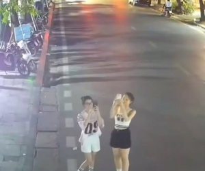 Nhiều bạn trẻ tụ tập 'check-in' bằng camera giám sát ở Hà Nội, công an sẽ kiểm tra