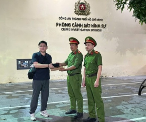Người nước ngoài cảm động nhận lại điện thoại sau chưa đầy 24h bị kẻ gian giật mất