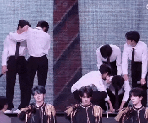 Fan khóc đến ngất xỉu vì thần tượng bị 'lừa suất debut', vừa ra mắt đã phải thề không hẹn hò
