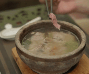 Khách Tây thử phở bò giá 1 triệu và phở gà 50 nghìn ở Hà Nội, cuối bữa nói 4 câu