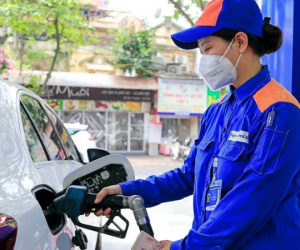 Giá xăng ngày mai tiếp tục giảm?