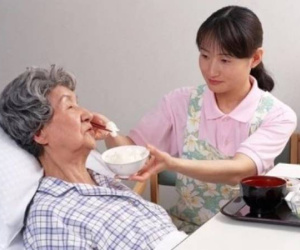 Tổng lương của chúng tôi chỉ có 13 triệu/tháng, vậy mà ngày mẹ nhập viện, vợ tôi lấy ra cả trăm triệu chi trả viện phí